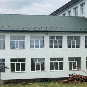 У Голинському ліцеї проводять капітальний ремонт покрівлі (ФОТО)