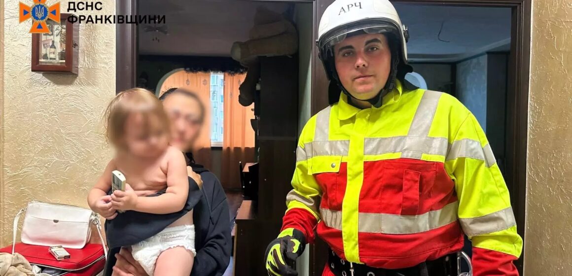 Рятувальники допомогли відчинити двері квартири, в якій зачинилася дитина