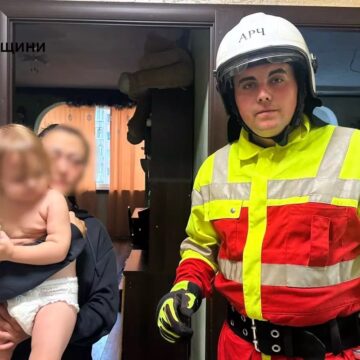 Рятувальники допомогли відчинити двері квартири, в якій зачинилася дитина Рятувальники допомогли відчинити двері квартири, в якій зачинилася дитина