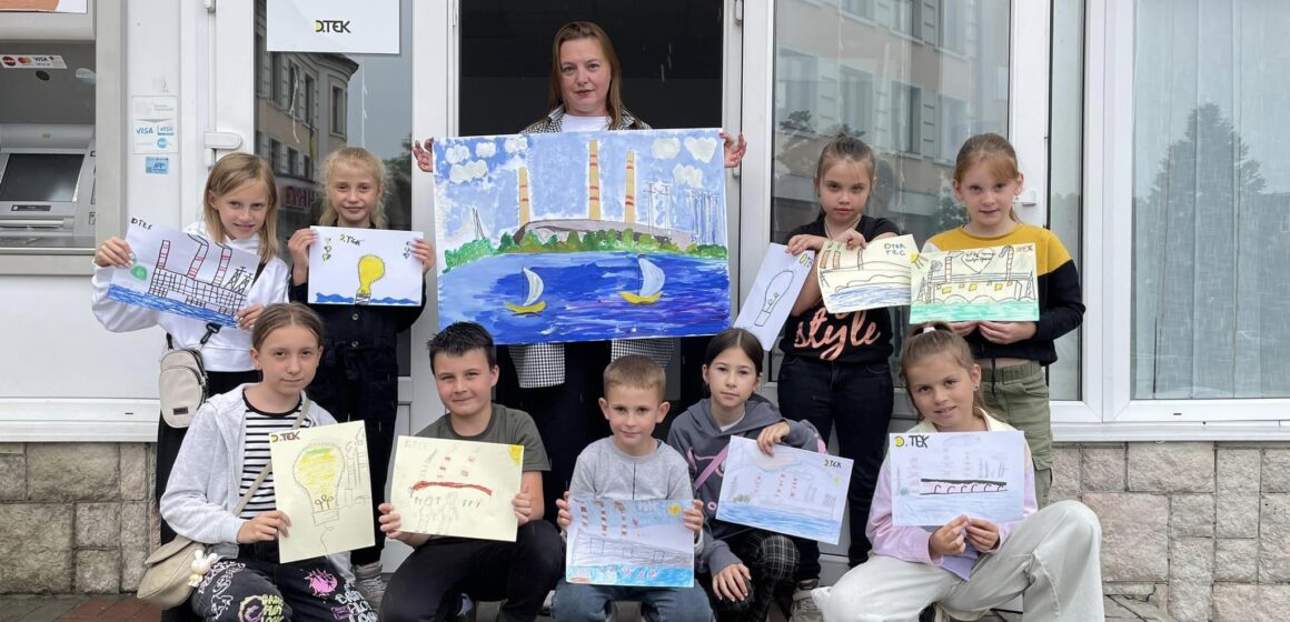 До дня народження ДТЕК діти подарували бурштинським енергетикам картину