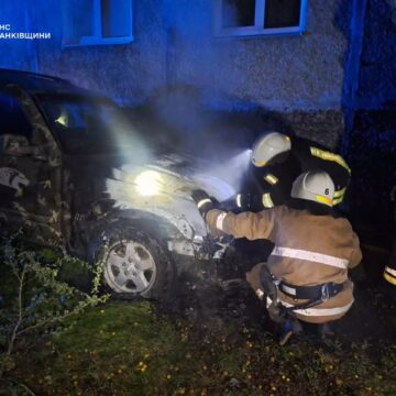Вночі в Івано-Франківську горів автомобіль