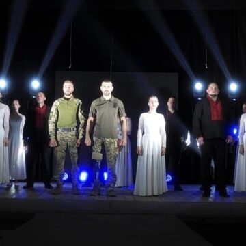 «З вірою в Перемогу!»: у Боднарові військовослужбовець на протезі взяв участь у виставі