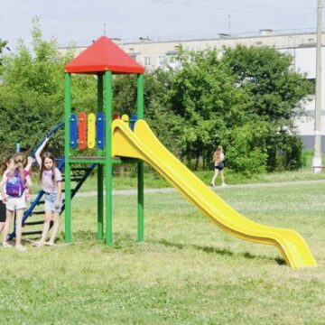 Калуський ліцей отримав 40 000 грн на встановлення дитячої гірки