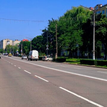 У Калуші активно оновлюють дорожню розмітку