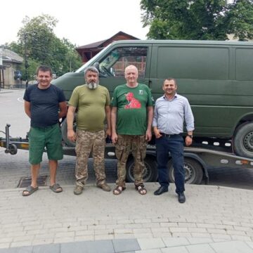 Волонтери Кутської громади передали військовим два автомобілі