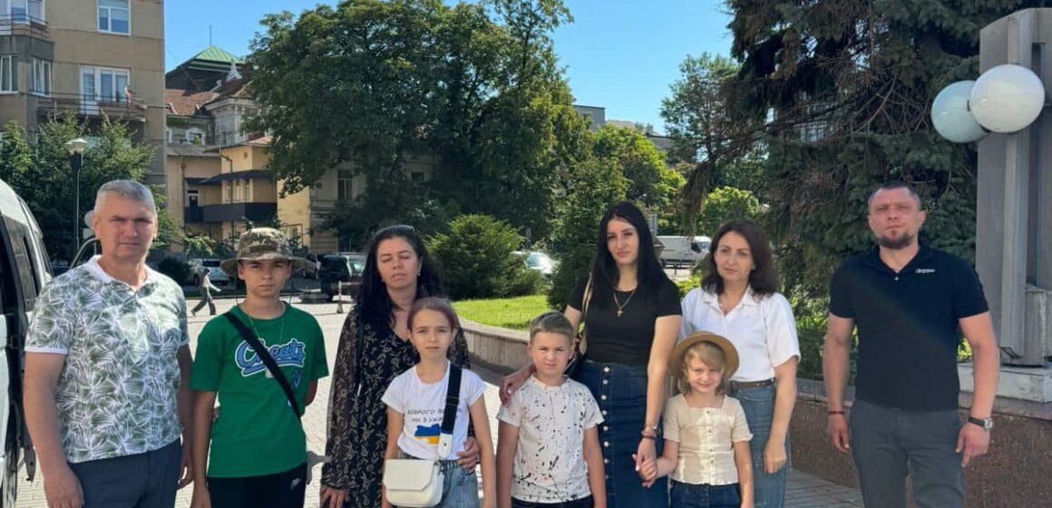 У Карпати на відпочинок вирушили дві родини загиблих Героїв України