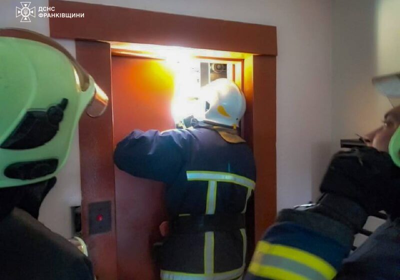 Рятувальники визволили вісьмох франківців, що застрягли в ліфті