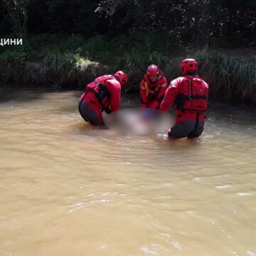 У Косові з річки виловили тіло жінки У Косові з річки виловили тіло жінки