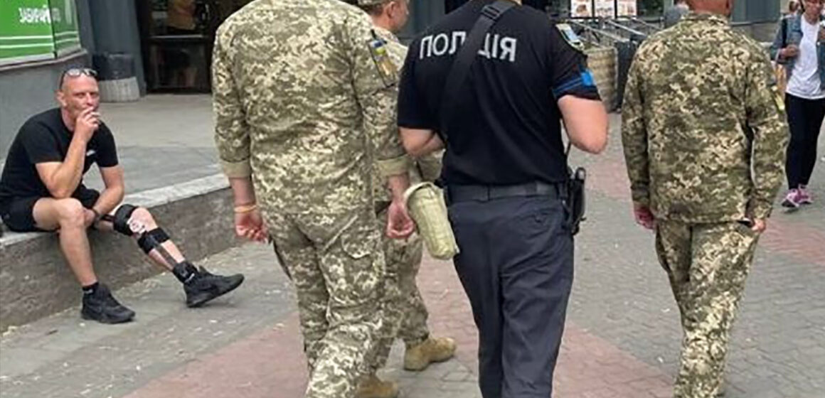 Поводився агресивно і намагався застосувати силу: у ТЦК прокоментували затримання військовозобов’язаного у Франківську