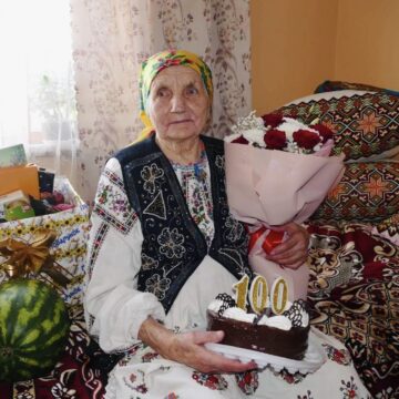 Декламує “Заповіт” Шевченка та чекає онука з війни: жителька Калущини Марія Родзінська відзначила столітній ювілей (ФОТО)