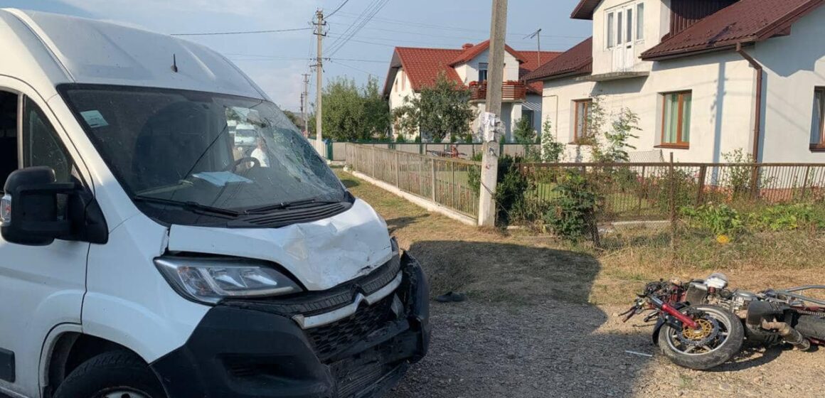 На Франківщині бус зіткнувся з мотоциклом: постраждало двоє неповнолітніх (ФОТО)