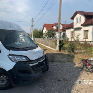 На Франківщині бус зіткнувся з мотоциклом: постраждало двоє неповнолітніх (ФОТО)