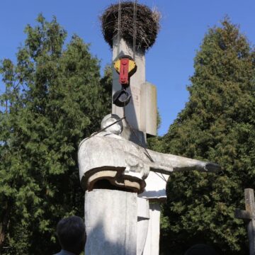 У селах Коломийської громади демонтували пам’ятники радянським солдатам (ФОТО)