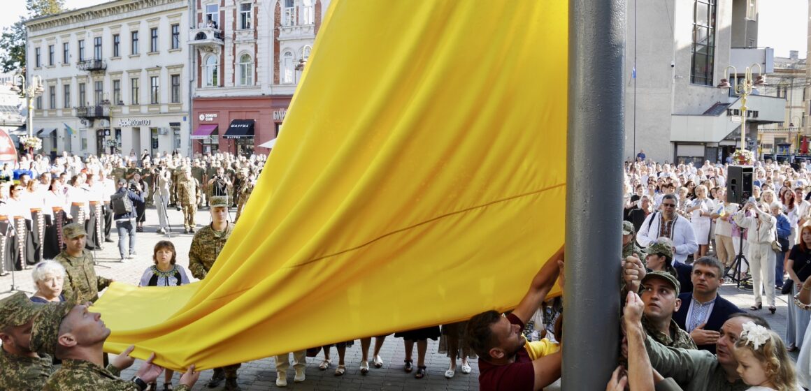 Державний Прапот урочисто підняли над Вічевим майданом в Івано-Франківську