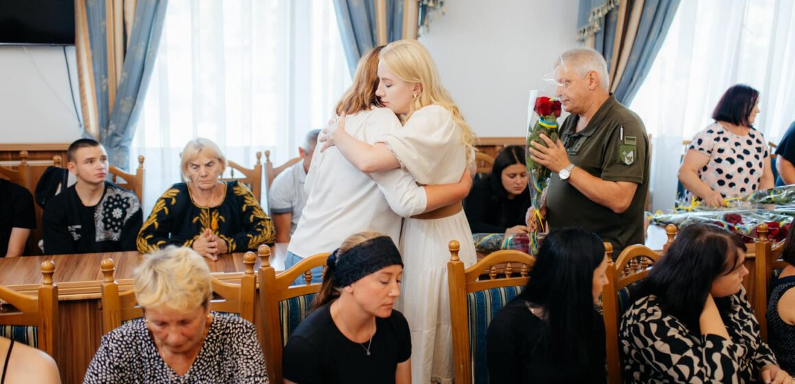 На Прикарпатті рідним полеглих захисників вручили державні та обласні нагороди