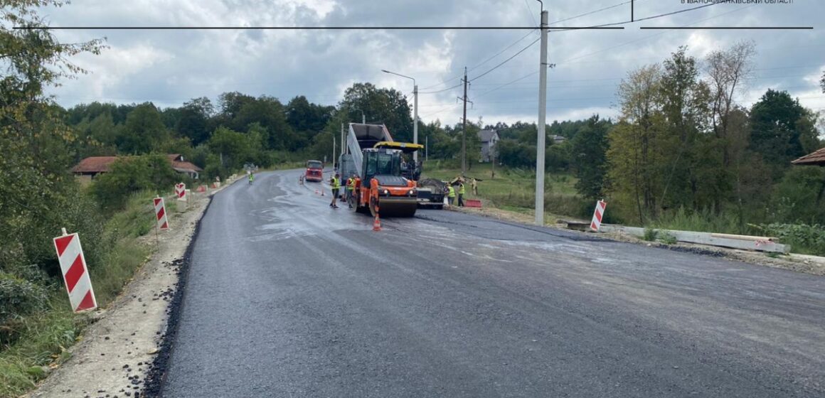 Влаштували нижній шар асфальтобетону: у Стопчатові триває капітальний ремонт мосту (ФОТО)