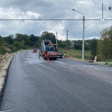 Влаштували нижній шар асфальтобетону: у Стопчатові триває капітальний ремонт мосту (ФОТО)