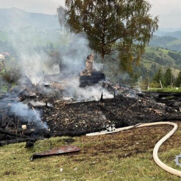 На Верховинщині чоловік після сварки зі співмешканкою спалив її хату (ФОТО)