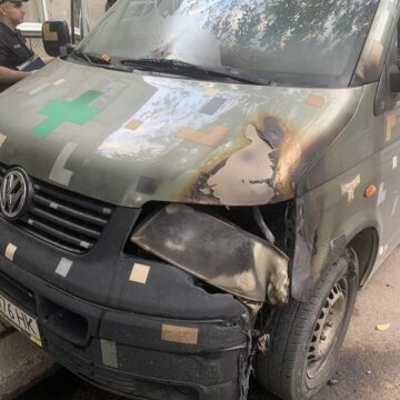 Правоохоронці зафіксували двох паліїв волонтерського авто в Івано-Франківську Правоохоронці зафіксували двох паліїв волонтерського авто в Івано-Франківську