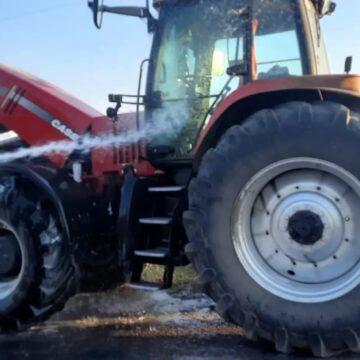На Тлумаччині посеред автодороги загорівся трактор