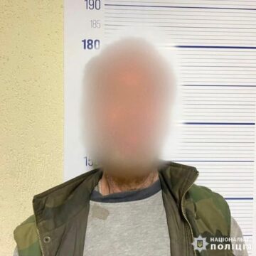 На Івано-Франківщині поліцейські затримали чоловіка, котрий наніс тяжкі тілесні ушкодження приятелю, від яких той помер