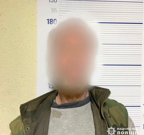 На Івано-Франківщині поліцейські затримали чоловіка, котрий наніс тяжкі тілесні ушкодження приятелю, від яких той помер