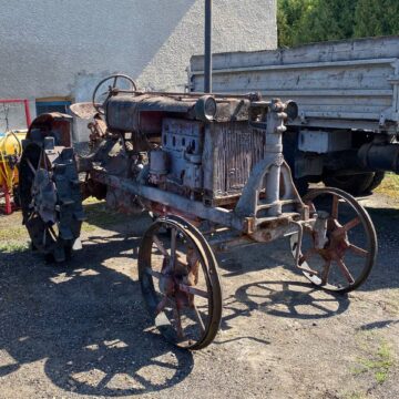 Городенківському ліцею передали раритетний трактор-пам’ятник