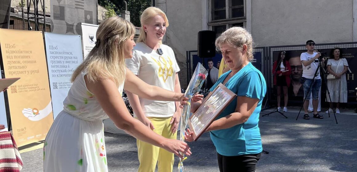 Двох опікунів з Калуської громади нагородили грамотою Івано-Франківської ОДА