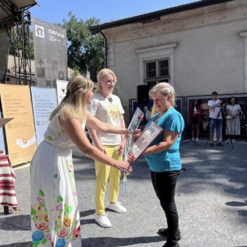 Двох опікунів з Калуської громади нагородили грамотою Івано-Франківської ОДА