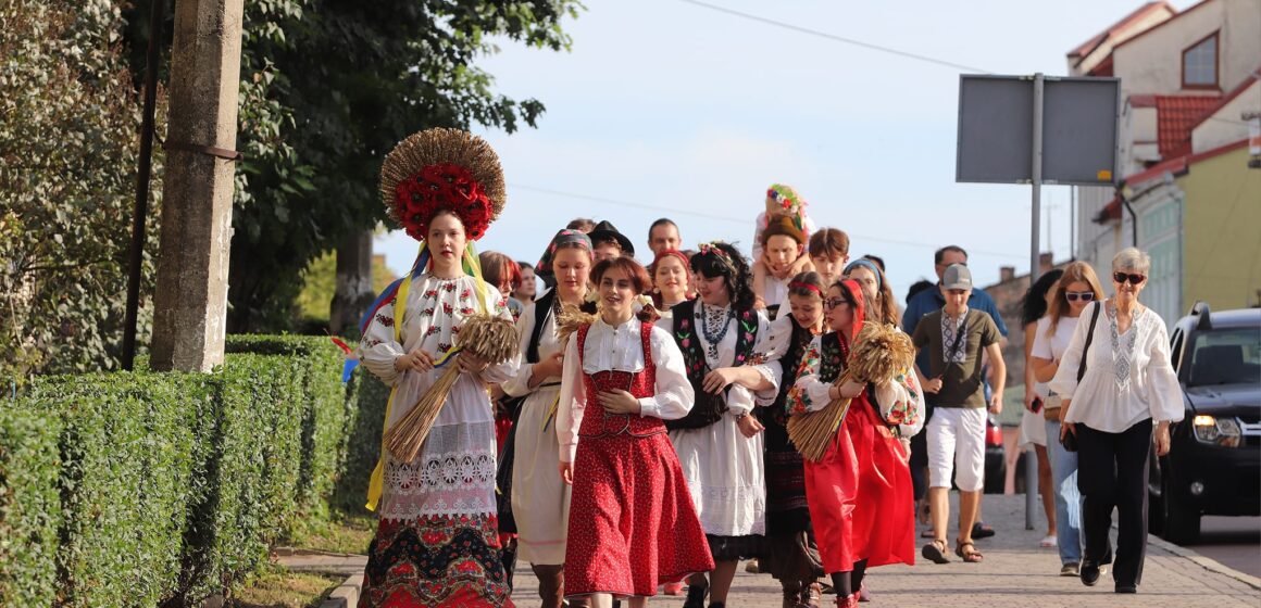 У стародавньому вишитому строї: в Калуші відбулася театралізована екскурсія