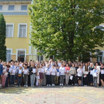 Учнів та вчителів, які гідно представляли Надвірнянську громаду на обласних та Всеукраїнських олімпіадах, відзначили грамотами та грошовими винагородами