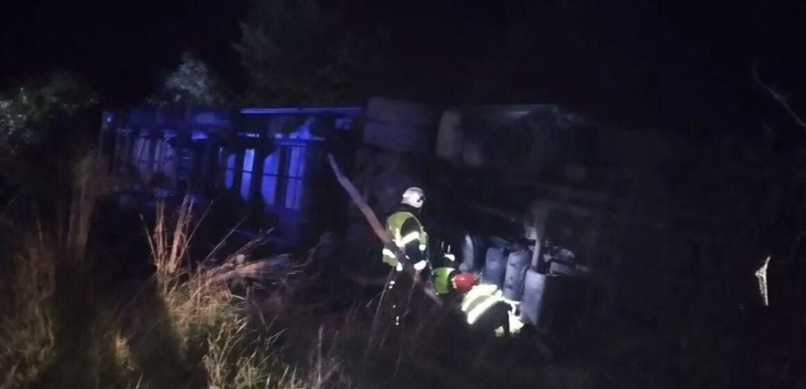 У Болехові вантажівка перекинулась у кювет: знадобилась допомога рятувальників (ФОТОФАКТ)