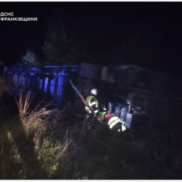 У Болехові вантажівка перекинулась у кювет: знадобилась допомога рятувальників (ФОТОФАКТ)