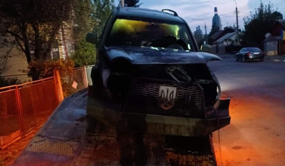 У Надвірній невідомі спалили автомобіль військовослужбовця (ФОТО, ВІДЕО)