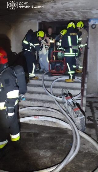 На пожежі у Франківську вогнеборці евакуювали 21 особу, з них 3 дитини,  2 особи постраждали