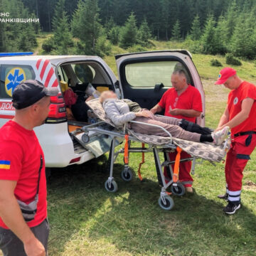 Гірські рятувальники надали допомогу хмельничанці, яка травмувала ногу під час мандрівки на полонині Смотрич на Верховинщині