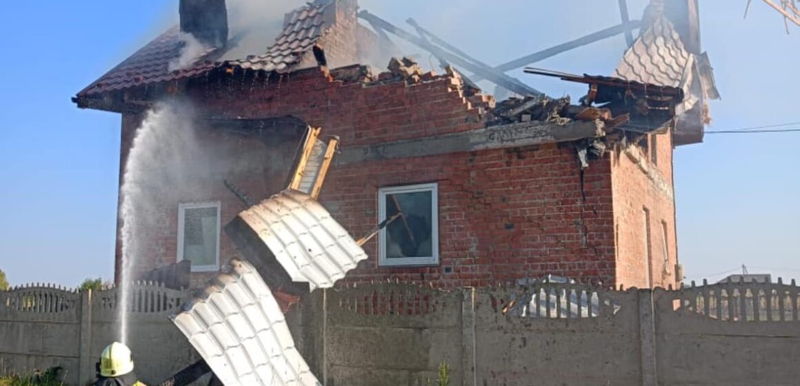 Рятувальники ліквідували пожежі, що виникли через падіння уламків ракет