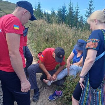 На Верховинщині рятувальники надали допомогу травмованій у горах туристці з Києва