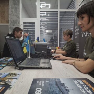 Приблизно 300 людей звернулися в Центр рекрутингу української армії в Івано-Франківську Приблизно 300 людей звернулися в Центр рекрутингу української армії в Івано-Франківську