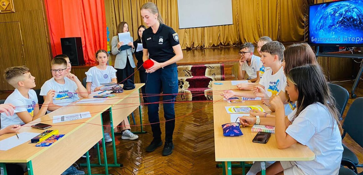 Безпечний Інтернет: коломийські поліцейські провели для ліцеїстів інтерактивний урок (ФОТО)