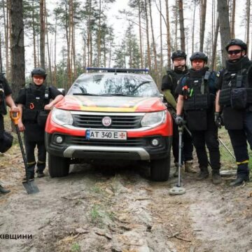 Без права на помилку: прикарпатські піротехніки продовжують розміновувати деокуповані території України (ФОТО)