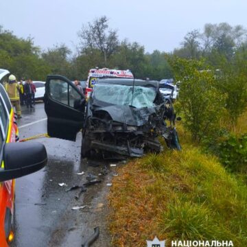 На Прикарпатті бус зіткнувся з вантажівкою: двоє людей загинуло, четверо травмованих (ФОТО)
