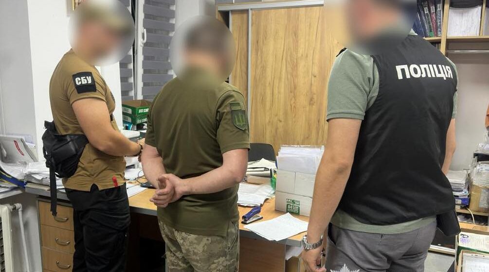 На хабарях викрито заступника керівника Івано-Франківського ОТЦК і СП та двох службовців РТЦК На хабарях викрито заступника керівника Івано-Франківського ОТЦК і СП та двох службовців РТЦК