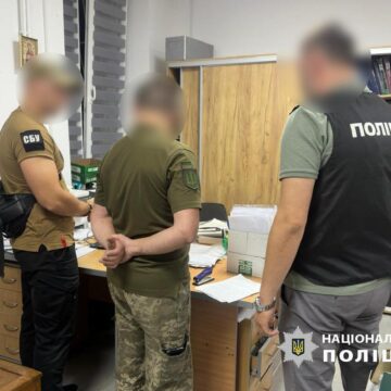 На хабарях викрито заступника керівника Івано-Франківського ОТЦК і СП та двох службовців РТЦК На хабарях викрито заступника керівника Івано-Франківського ОТЦК і СП та двох службовців РТЦК