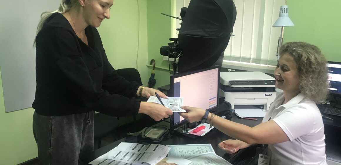 В Івано-Франківській області цього тижня оформили 100-тисячний паспорт
