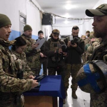 Захисник з Надвірної Тарас Пурдик отримав чергову нагороду – “Хрест Десантно-Штурмових військ”