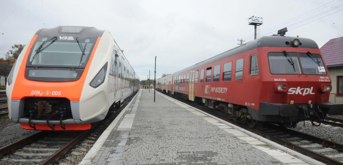 Укрзалізниця відновила продаж квитків на поїзд з Варшави до Коломиї 