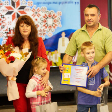 Родина військового з Франківська всиновила братика і сестричку з Мелітополя, які залишились без батьків