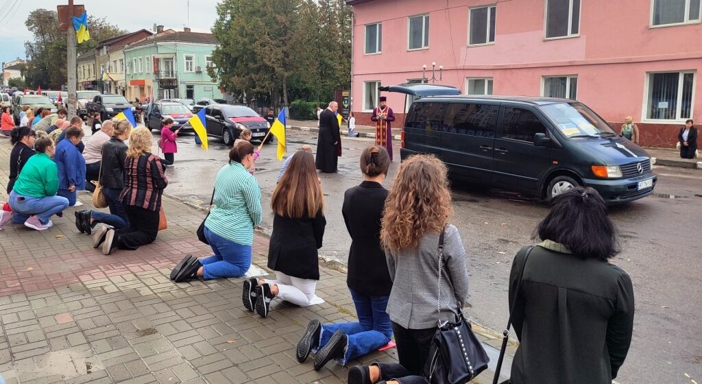 У Тлумачі на колінах зустріли загиблого захисника Олександра Бойчука