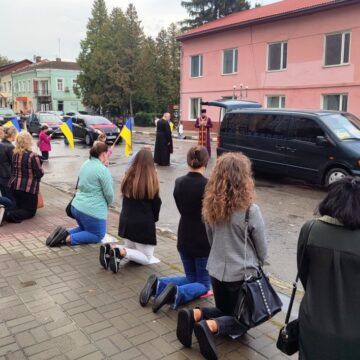 У Тлумачі на колінах зустріли загиблого захисника Олександра Бойчука